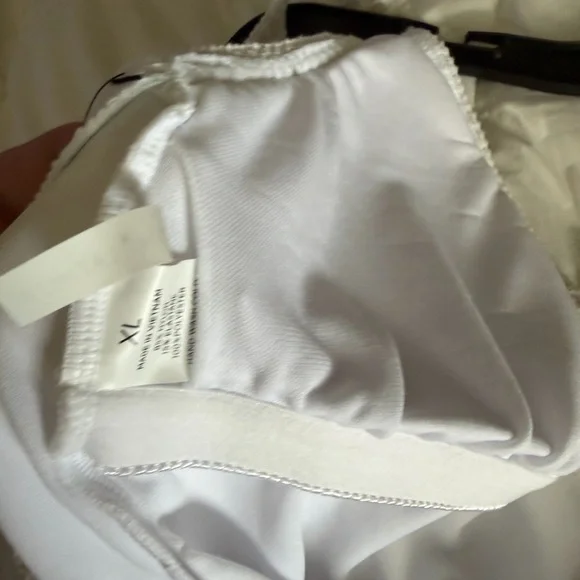 Gibson Latimer White One-Piece with Subtle Black Tag Detail - Picture 6 of 7